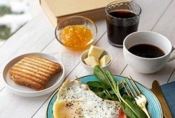 公司吃瓜照片,吃瓜照片里的温馨瞬间