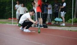 操场吃瓜女生,揭秘校园里的八卦风云